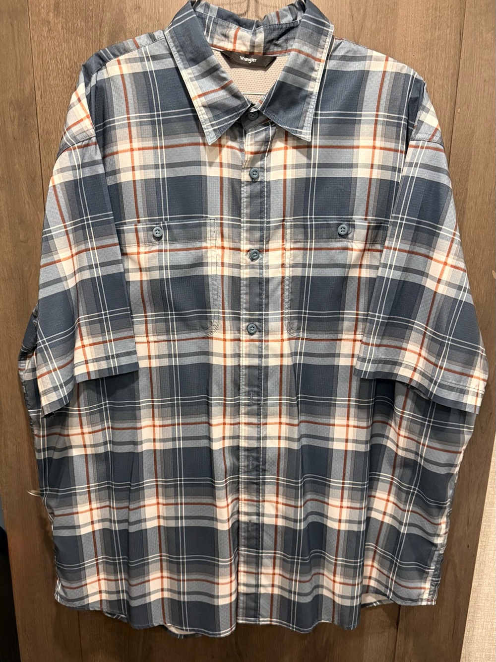 Wrangler Men's Blue Plaid Short-Sleeve Button-Up Shirt